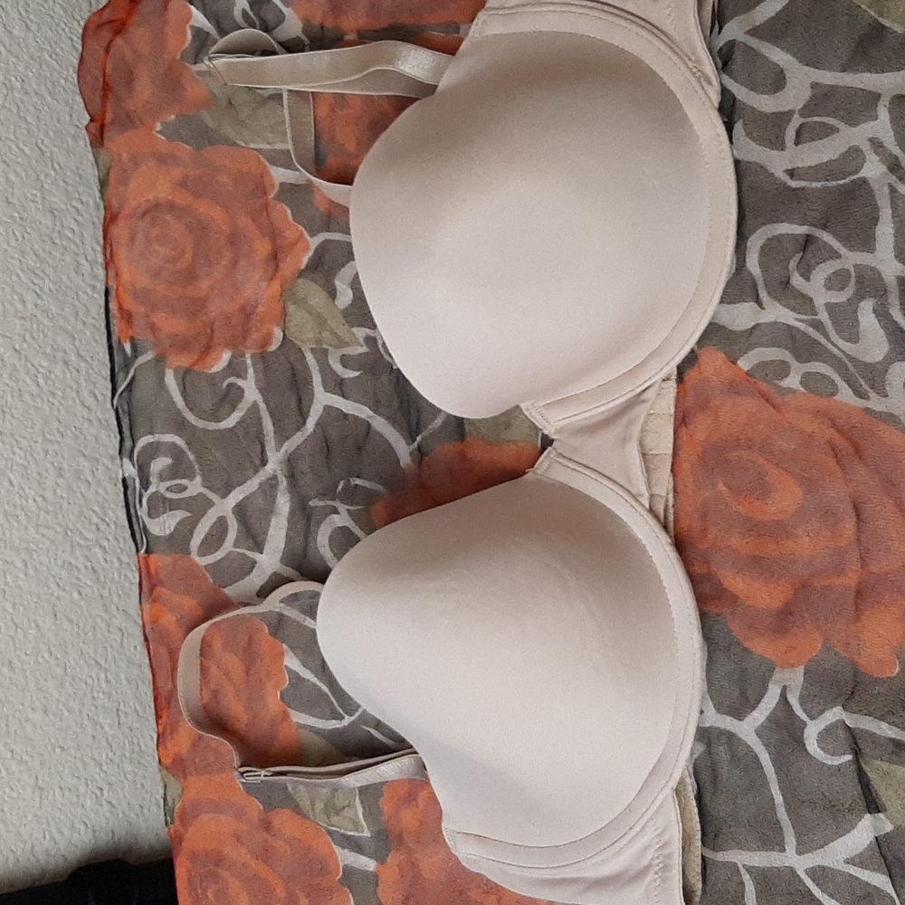 Maidenform beige bra, padded and with wires. Detachable straps.